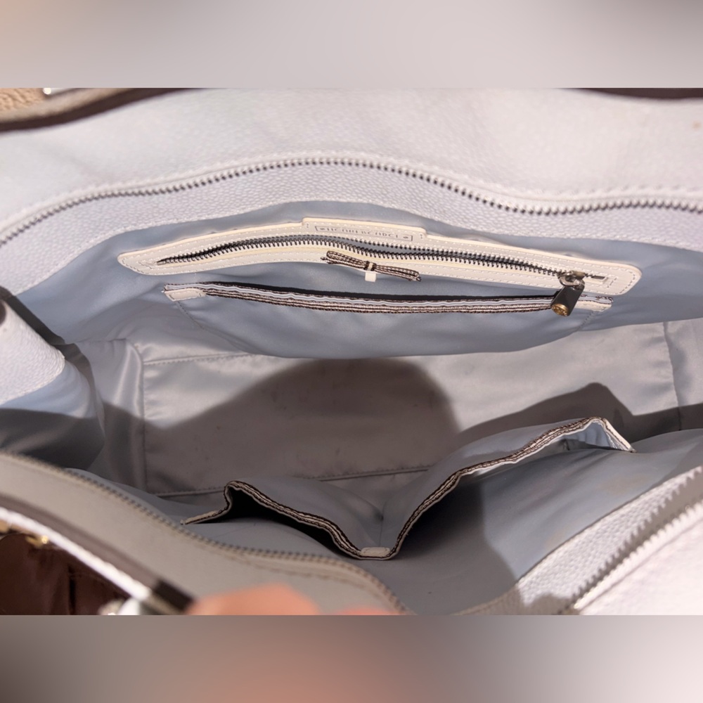 Henri Bendel “Carlyle” Purse 🤍 - Picture 5 of 5